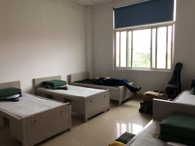 他们脸上蒙着一层烟灰，像是长进了皮肤里，有人看着战友牺牲无能为力，有的被战友推离危险