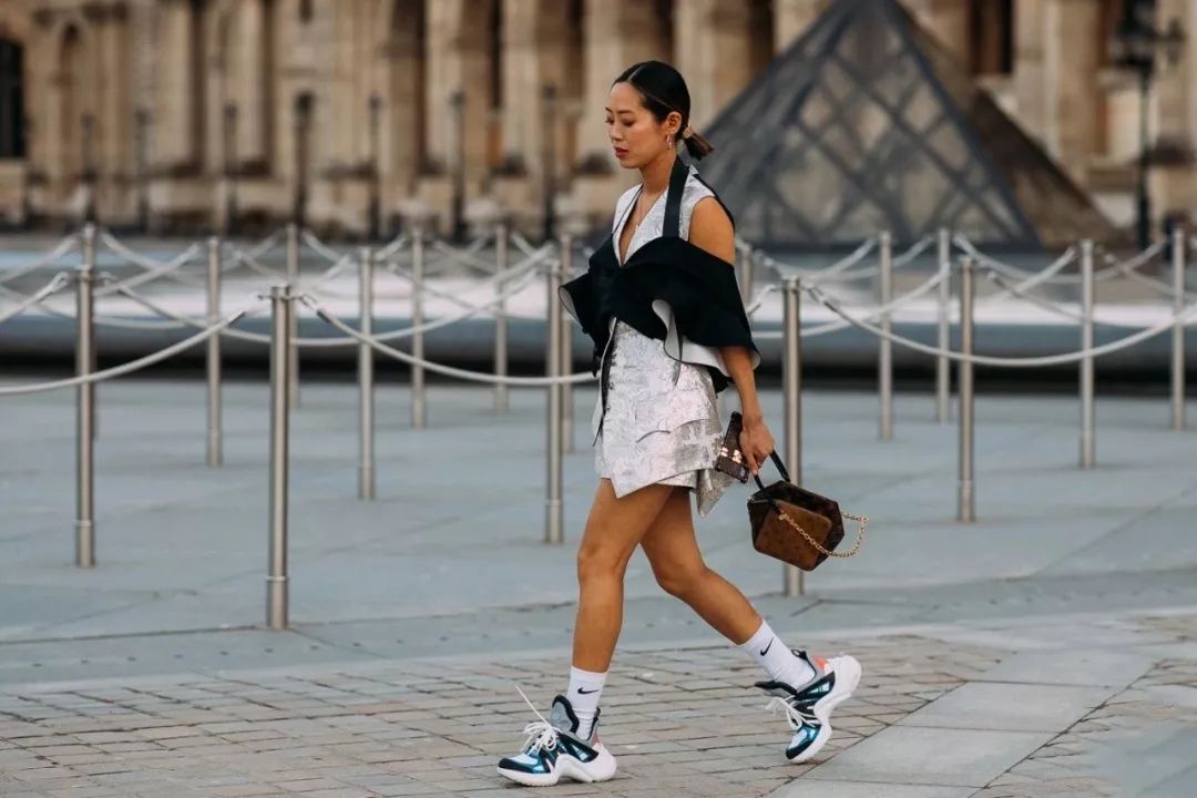 时尚穿搭袜子这样穿时髦又好看,花边袜子怎么穿时髦