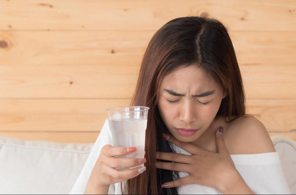 打嗝怎么快速解决按哪个手指,打嗝简单的制止方法用筷子