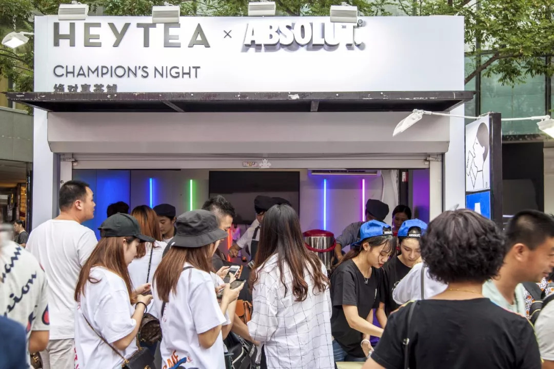 奶茶200块钱一杯排队八个小时,一杯奶茶60元排队买