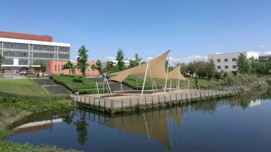 四川一大学被称为高校版“水上威尼斯”，坐落于千古奇迹都江堰