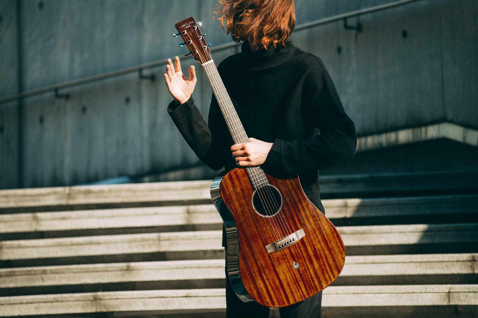 新手吉他入门选什么吉他非烧火棍 (初学者如何挑选民谣吉他)