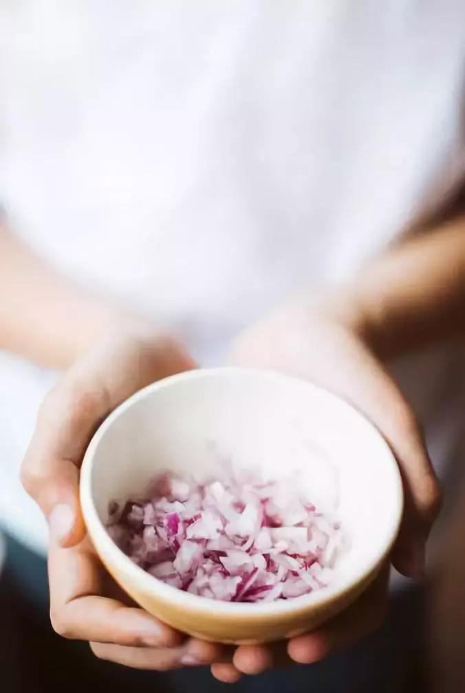 往脚上涂花露水会怎么样,花露水喷脚上有什么用