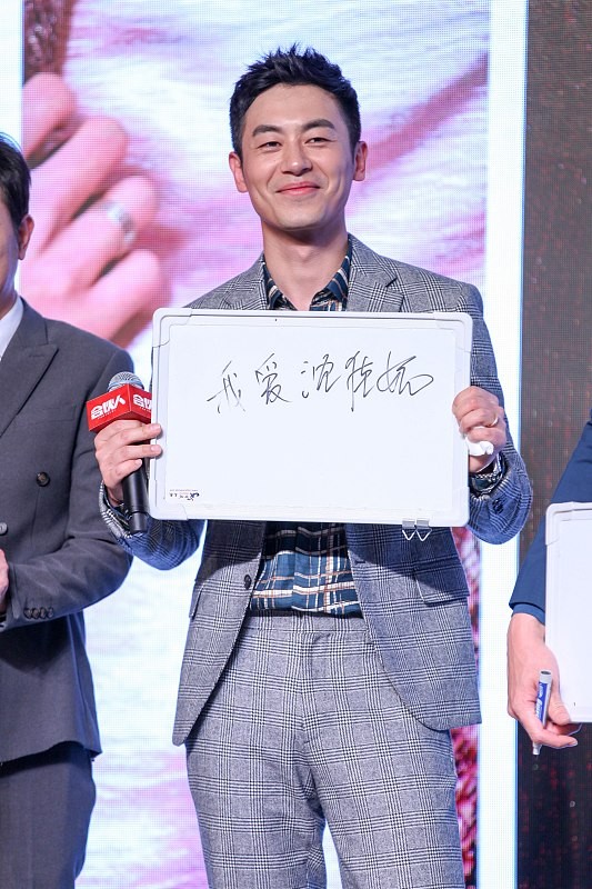 “指导员梅生”穿西装真有型，黑色西装配T恤，休闲随性，超帅