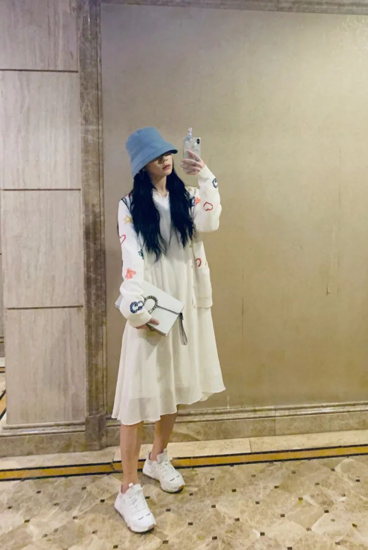 穿裙子要搭配什么鞋子才好看呢,红色上衣黑色裙子配什么鞋子好看