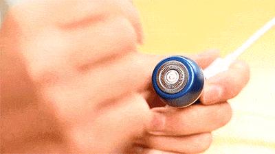 插在手机上的剃须刀，使用手机供电，随时随地让你保持完美颜值