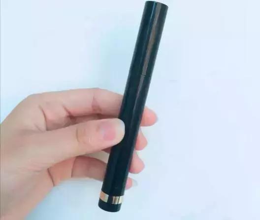 还在靠大红唇来提升气场？想做女王，裸色唇膏一样能做到