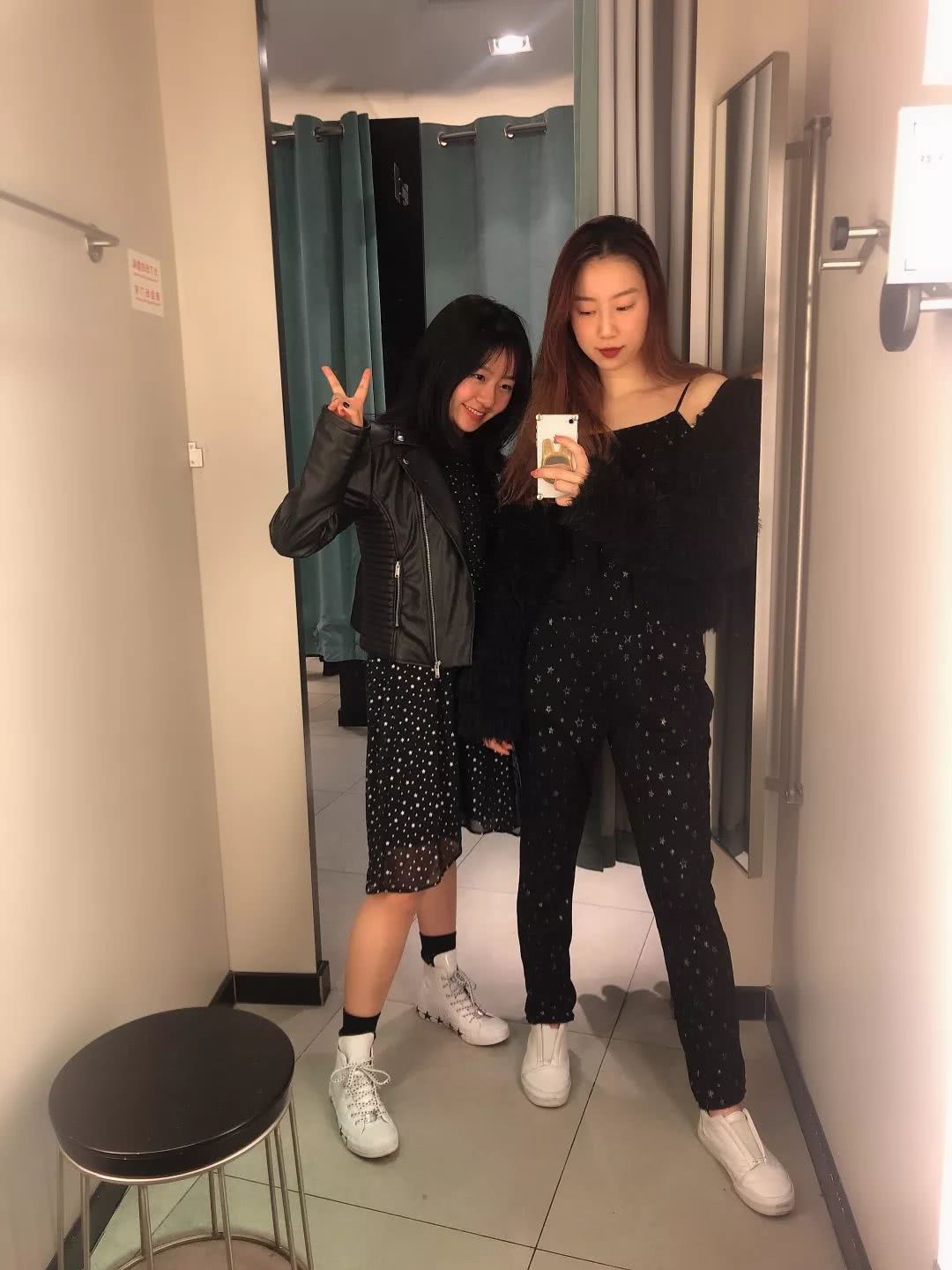 我带身高155的同事来到童装部，结果她逛疯了……