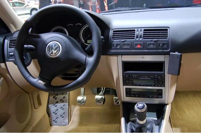 经典车之一汽-大众宝来R