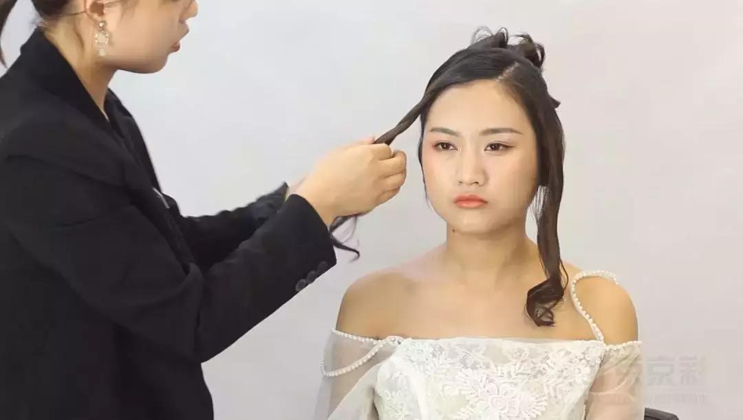 新娘盘发教程简单又好看,教你一款简单易学新娘造型盘发