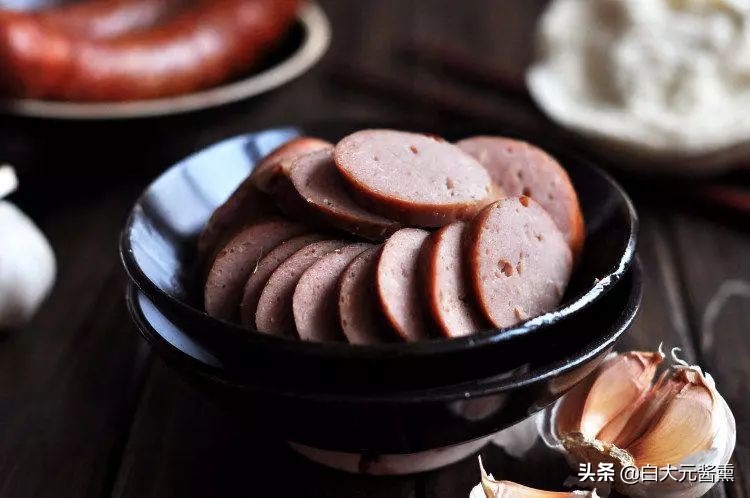 冬季香肠的做法最佳配方,年关将至熏腊肉灌香肠