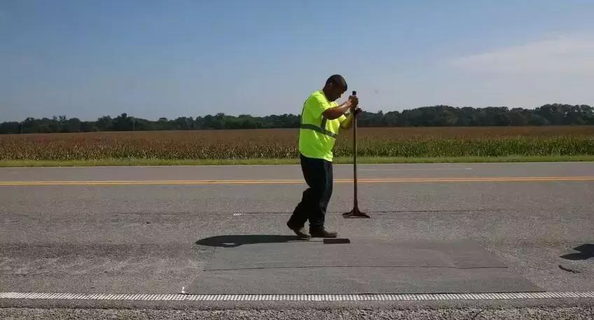 修马路不灌水泥,美国人直接用胶布,这是什么“智障”操作?