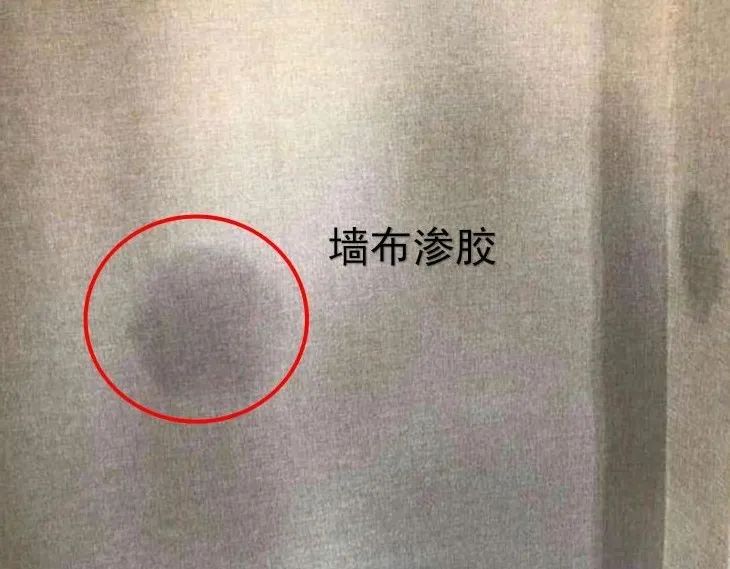 施工时候墙布分层了怎么办,墙布溢胶原因及处理