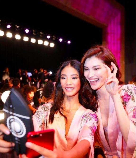 王艺维密走秀照片2017,王艺上海维密秀服装