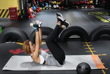 女教练魔鬼训练学员腹部,eva健身练臀教练