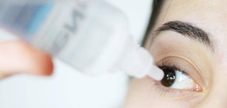 职场女无框眼镜,女白领上班时找隐形眼镜