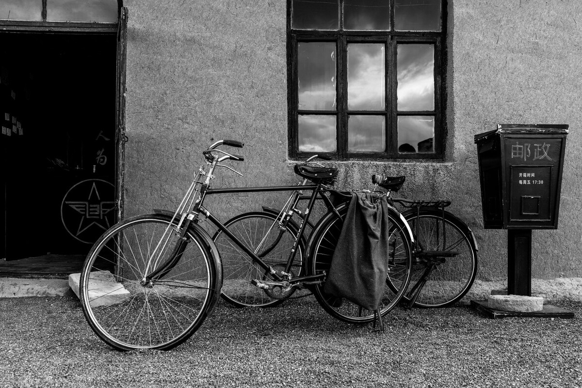 二八自行车记:车把前面安个筐,车座下面放块布,后座上面绑根绳