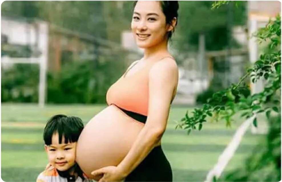 刘璇倒立晒孕肚做瑜伽照,刘璇挺孕肚倒立劈叉