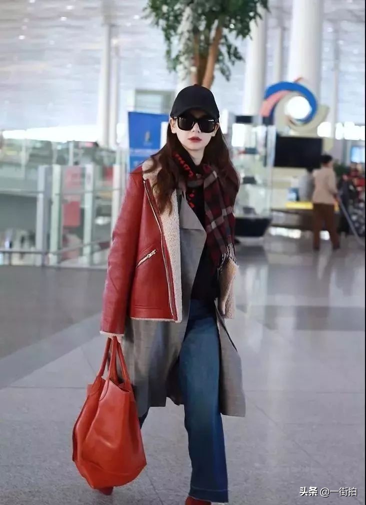 戚薇放大招了,竟穿了羽绒服和睡衣现身机场,混搭界的扛把子啊!