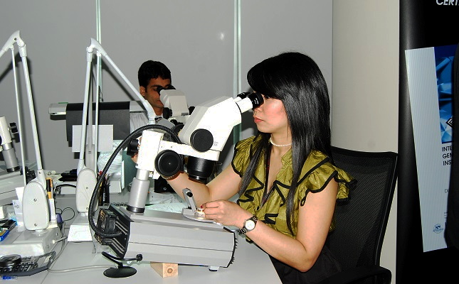 路边捡的钻石如何鉴定是真是假,怎么判断钻石是真的还是假石