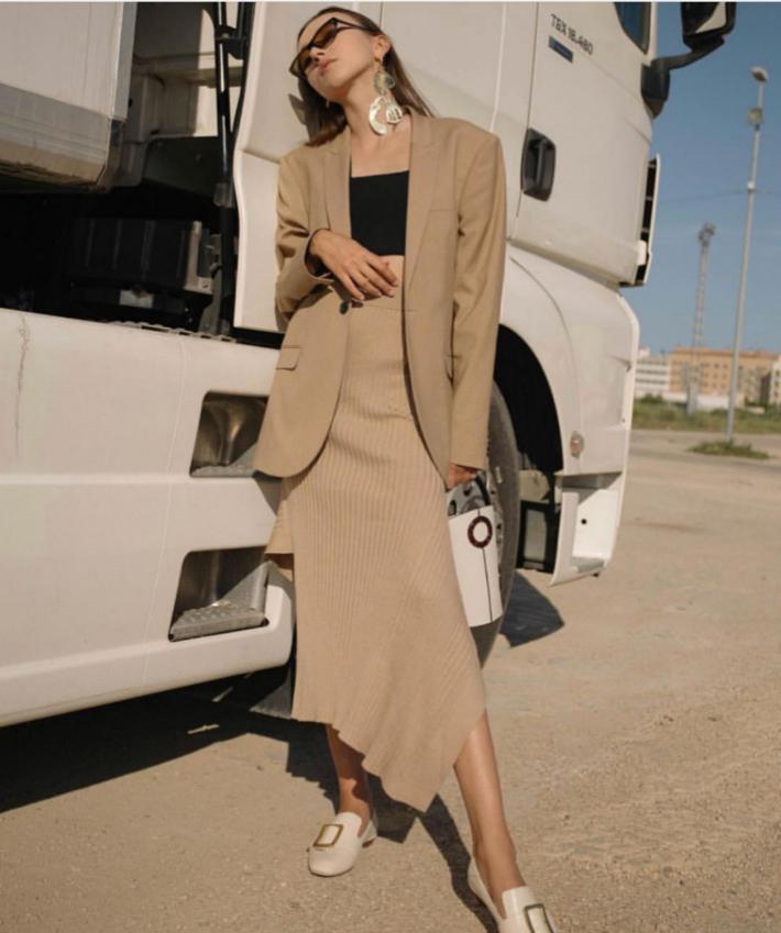 入秋怎么穿?回头率最高的穿搭参考:“长裙+外套”,减龄还时髦