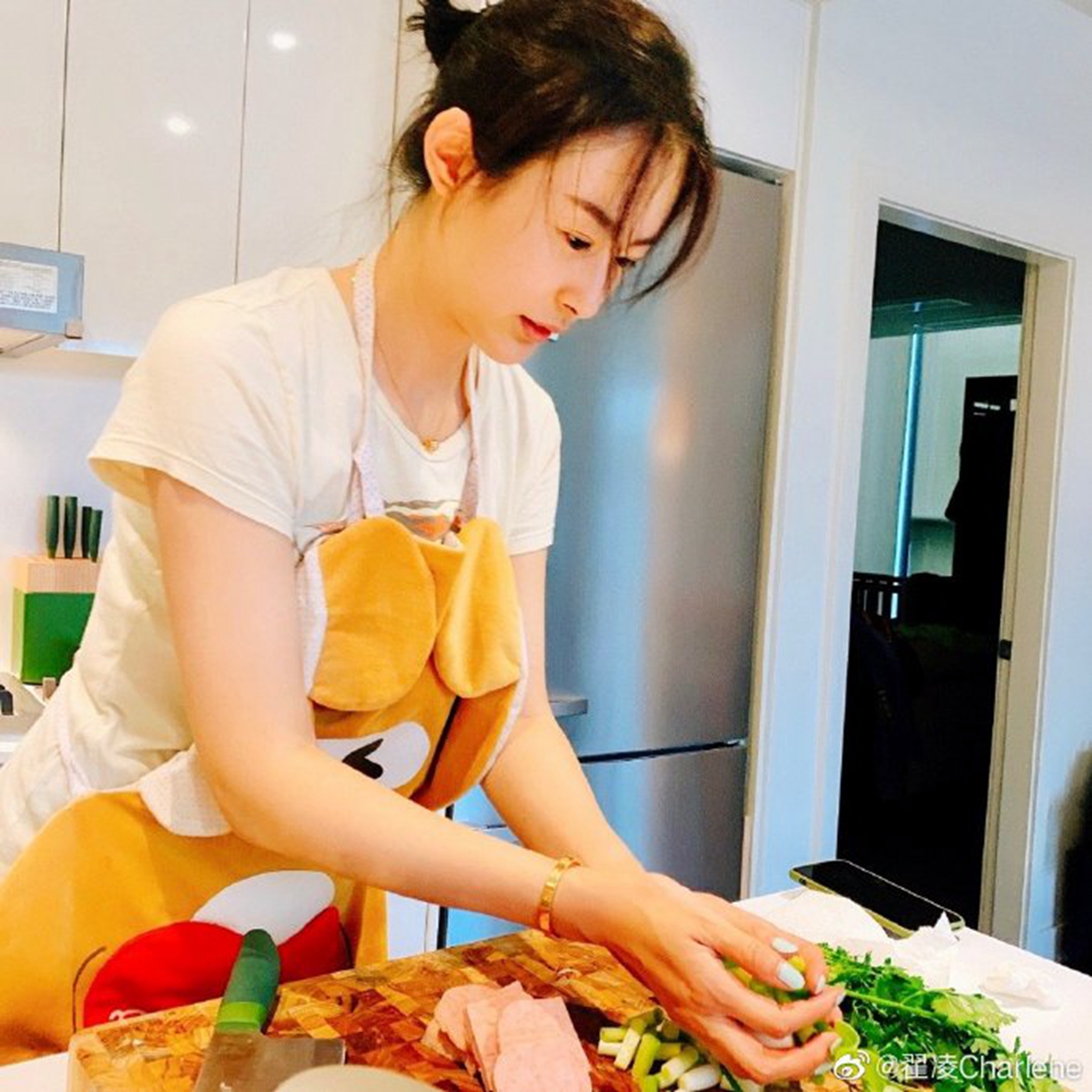 33岁足球宝贝*兽兽**，旗袍装优雅大方，嫁给富二代成为贤妻良母