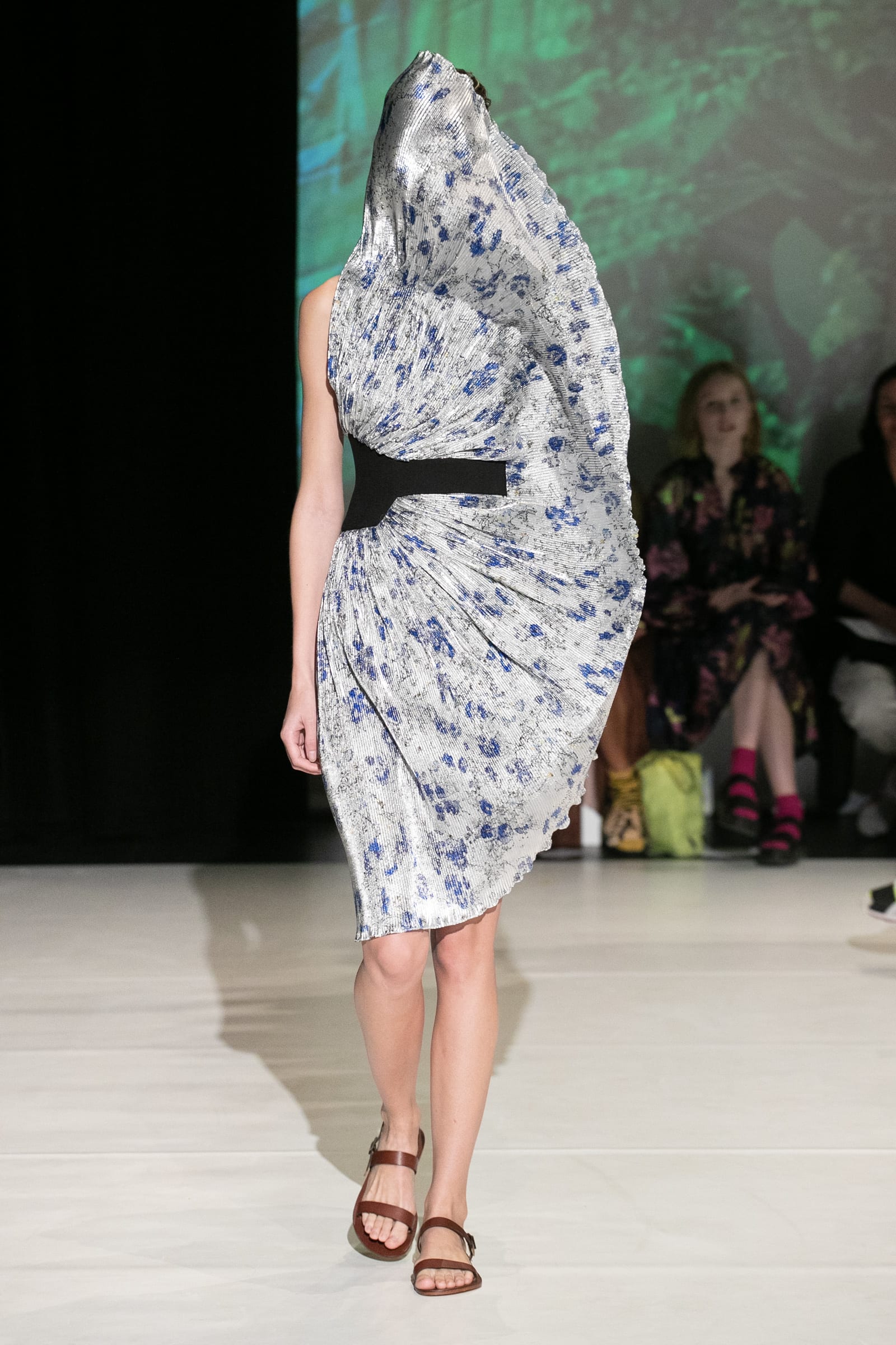 盘点四大时装周那些看不懂的奇葩设计，这15个品牌谁才是一号怪咖