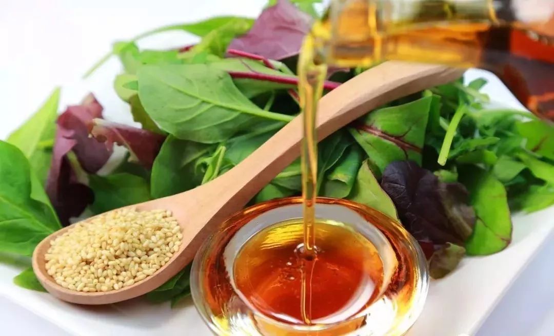 炒菜的时候油溅到身上怎么办,炒菜手上溅到热油有黑点了怎么办