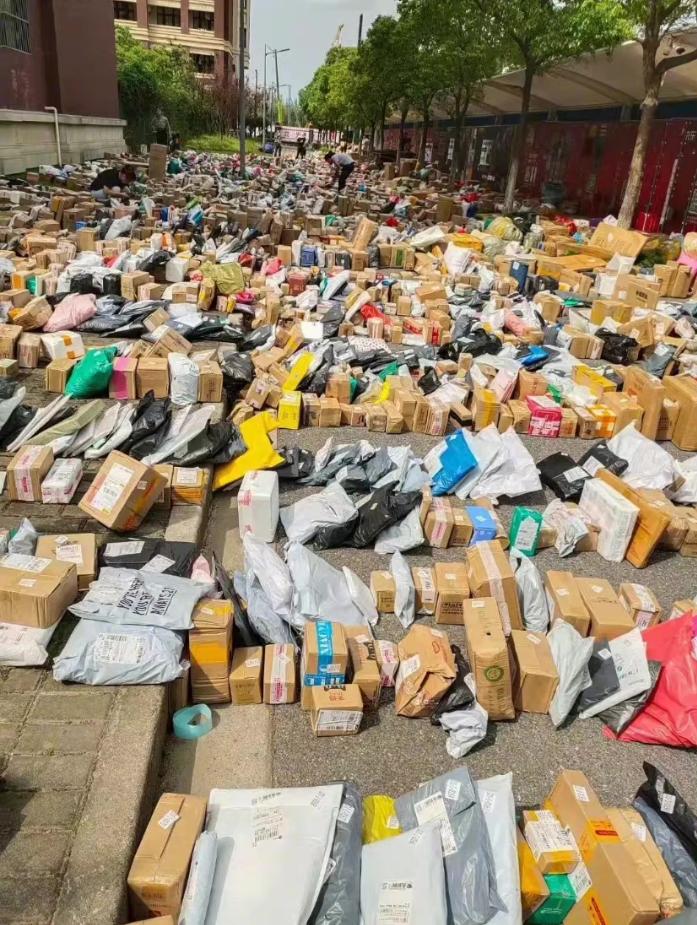 大学生购买能力有多强？校园内包裹直接封路，看完自愧不如