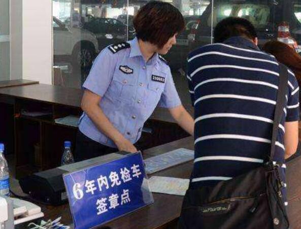 汽车贴了车膜可以过年审吗,汽车贴了膜不能上牌吗