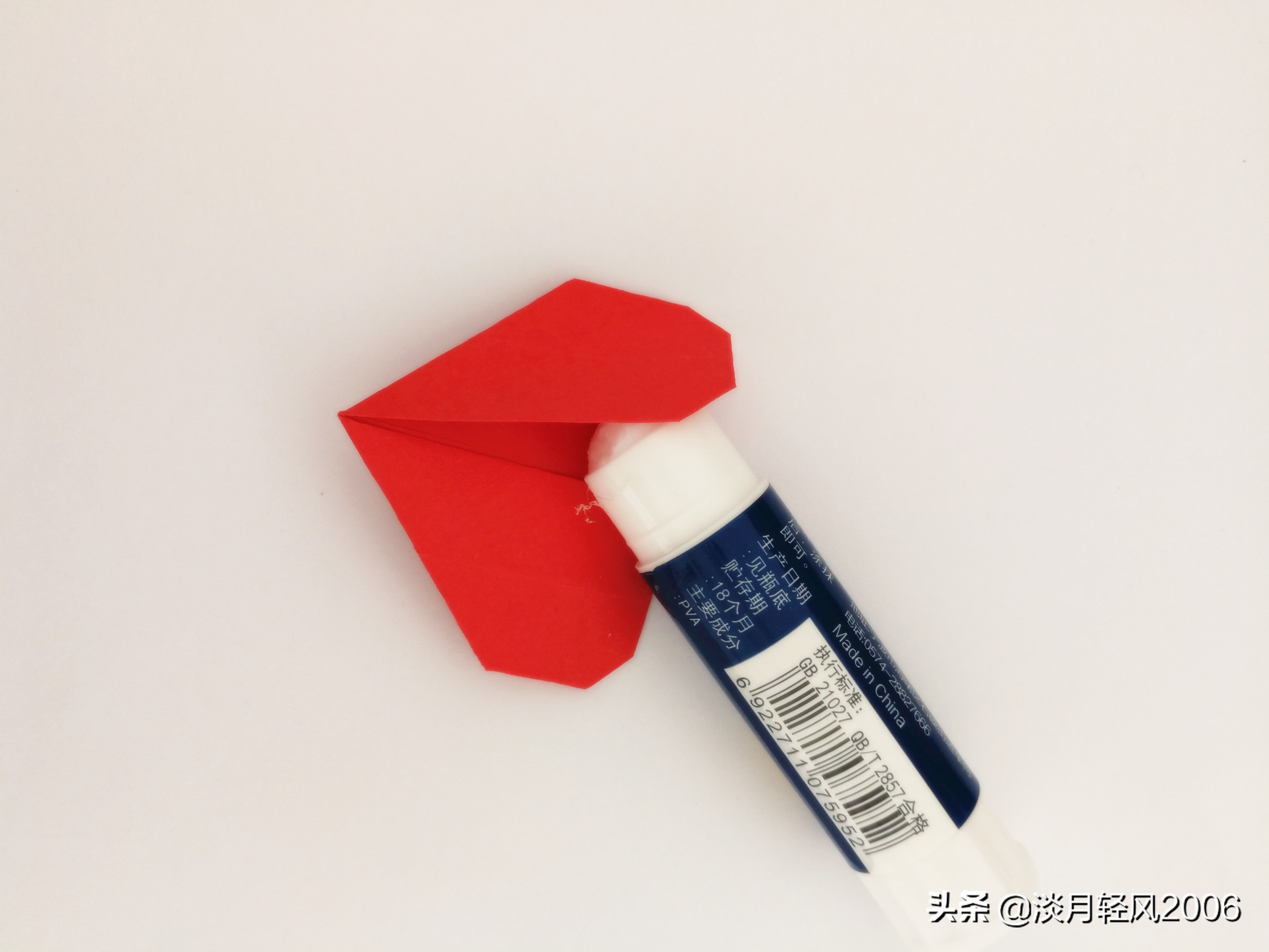 怎么用一张纸一剪刀剪很多个爱心,立体爱心怎么折简单只用一张纸