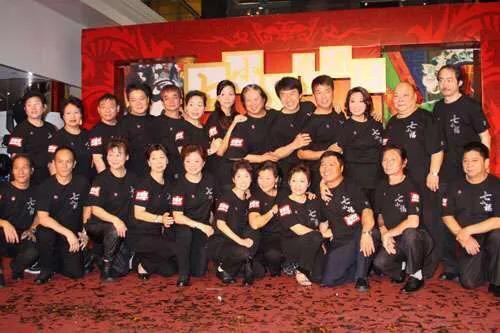 影视巨星洪金宝现身北京，戴大金镶钻链抽雪茄，和朋友相谈甚欢。