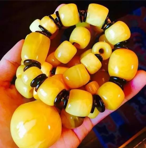 *藏西**捡漏收的大克数老蜜蜡，砸开后为何是个冒牌货儿？