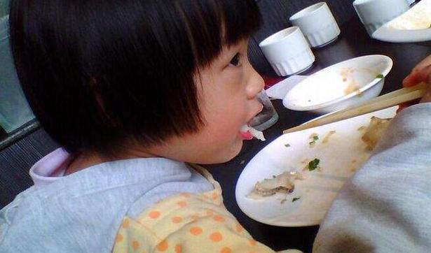 孩子异物卡喉妈妈及时救治,孩子卡喉妈妈机智施救朋友圈