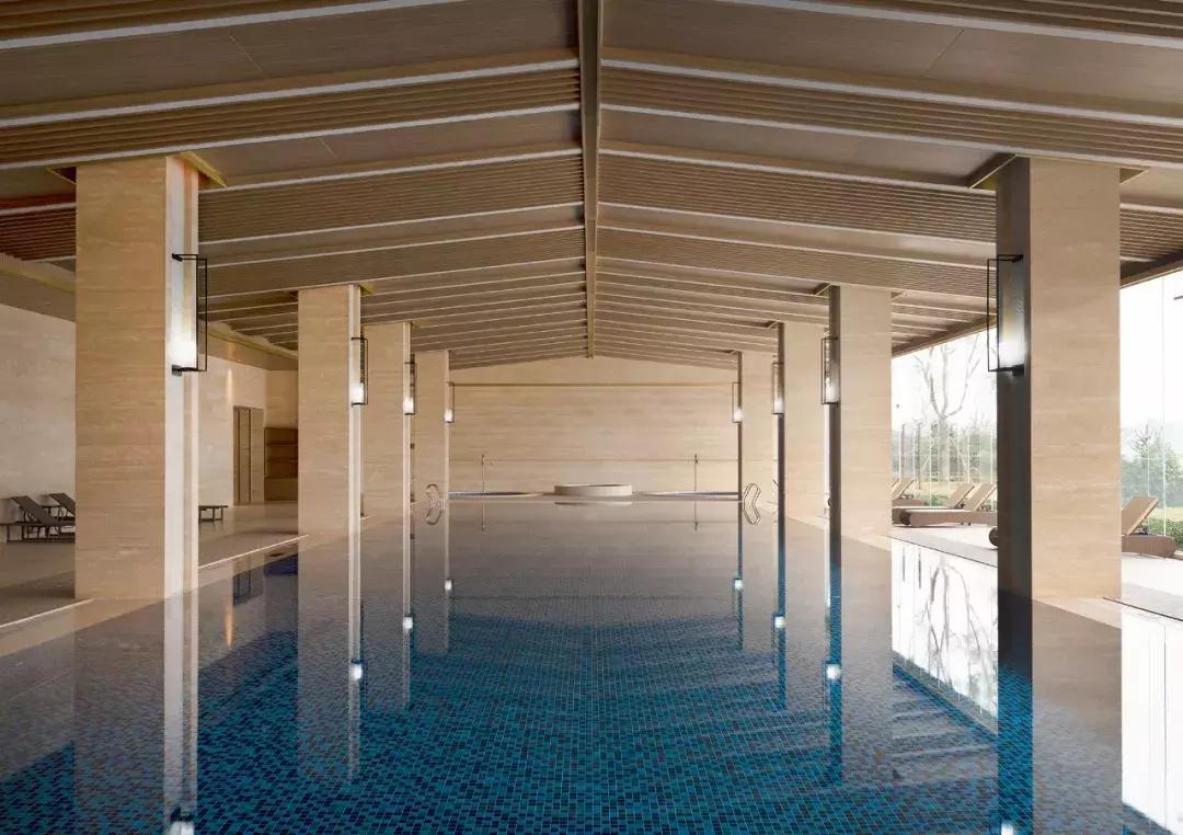 躺酒店床上看风景,躺在星级酒店房间床上看电视