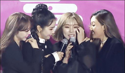 爱豆歌谣大赏,盘点韩国爱豆舞台摔倒瞬间