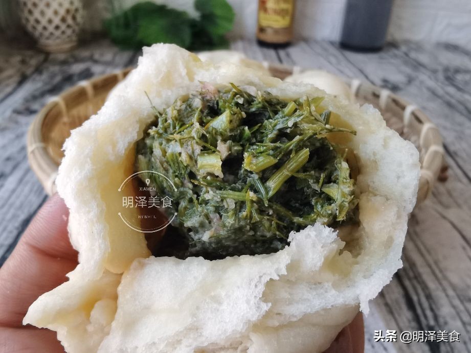 这种蔬菜很少生虫，用它做馅蒸包子，味道鲜香，我一次能吃四五个