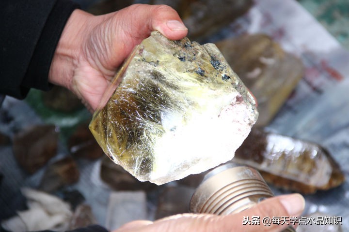 摸黑赶水晶原料交易早市去晚一晚人影都找着了