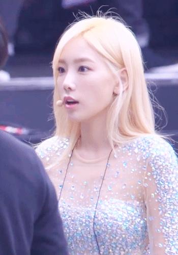 太有意思了，女朋友不屑一顾的表情很到位