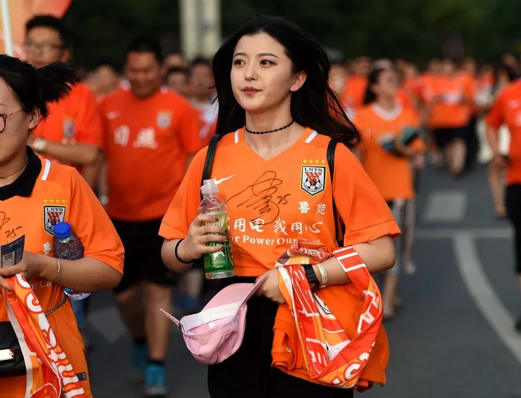 中超美女球迷图片大全,中超看台倩影