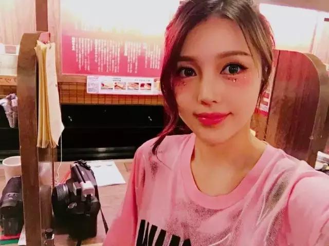 化妆教程自然妆眼影,日常妆亮片怎么贴脸上好看图