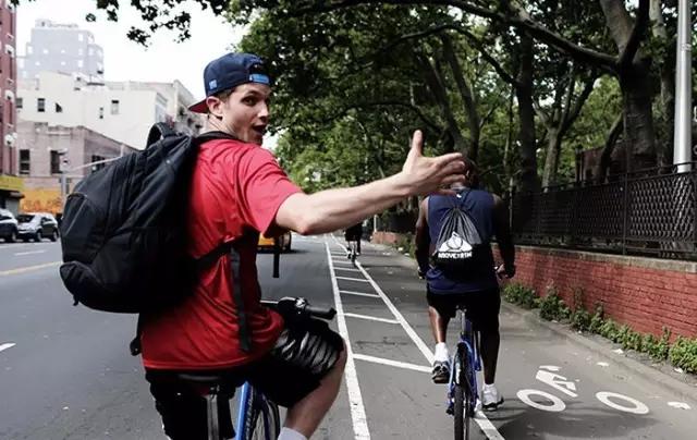 简直杀人，球场飞踹16岁少年！别把我们的篮球场变凶案现场