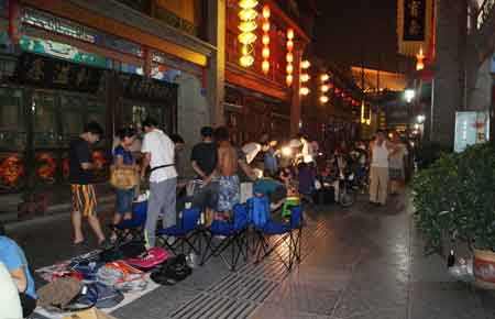 摆地摊能赚钱吗卖小东西,摆地摊卖衣服如何赚大钱