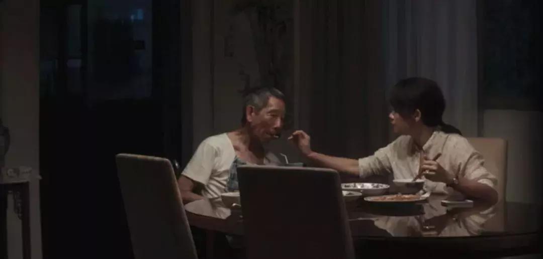 29岁时一鸣惊人的他，又拍了部潮湿的电影