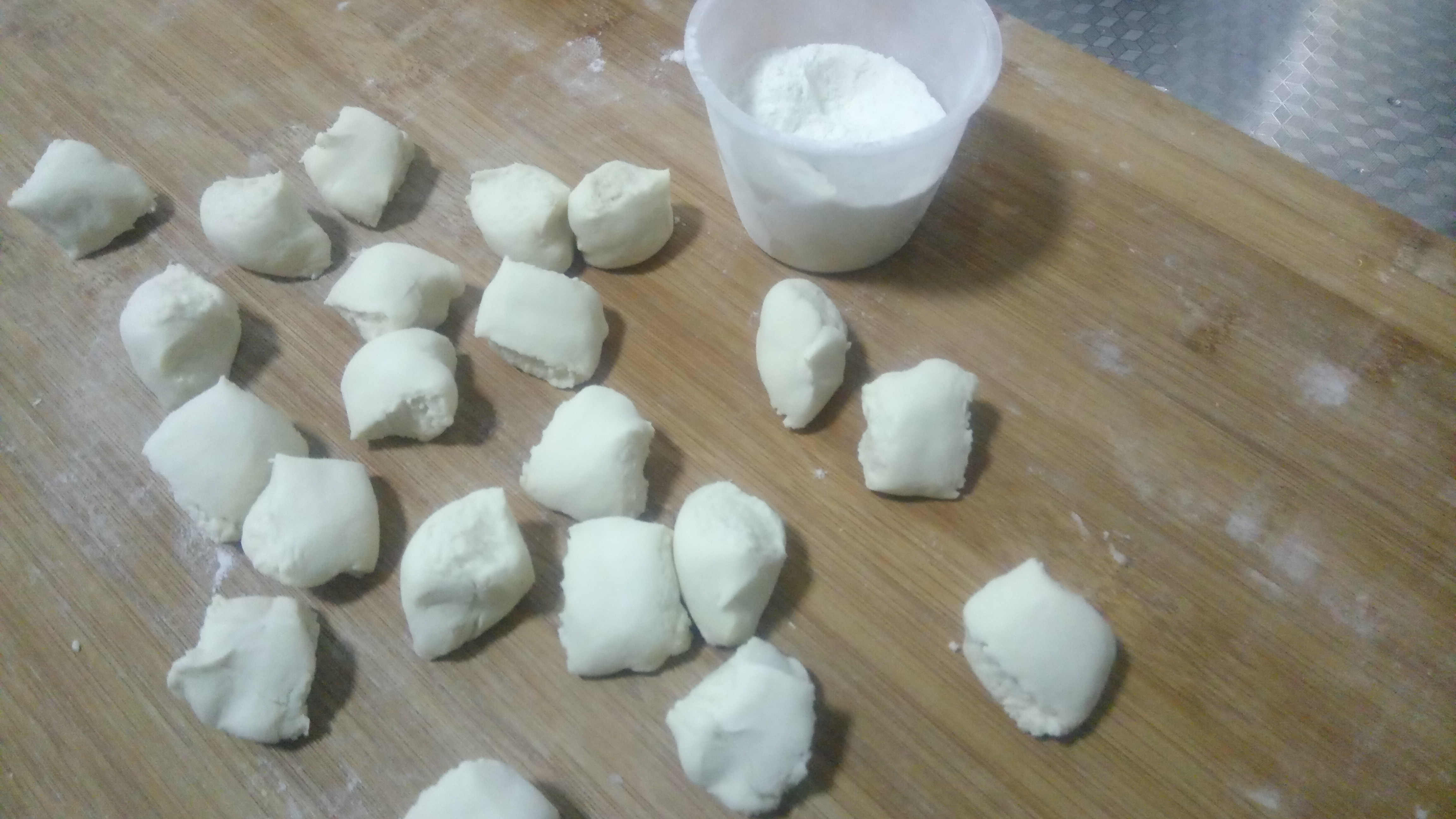 韭菜鸡蛋虾仁韭菜怎么不出水,韭菜虾仁肉鸡蛋馅出水了怎么办