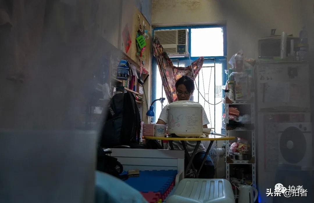 香港劏房妈妈生3个女儿,香港住劏房的妈妈