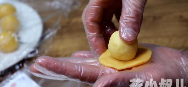 面粉绿豆饼的做法,平底锅做绿豆酥饼的做法