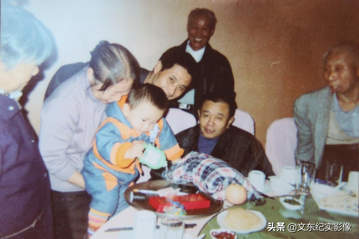 安徽6旬残疾老汉的“完美爱情”，小14岁良妻：他颠覆了我的三观