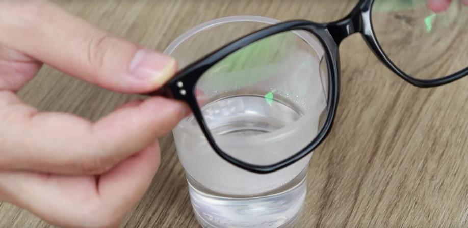 眼镜片上起雾的解决方法,眼镜片发雾怎么处理