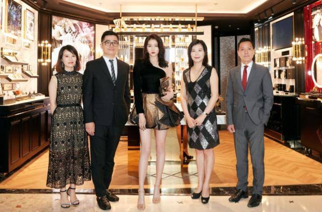 关晓彤被曝美白针打过头，身体受到影响，每次活动全身擦粉